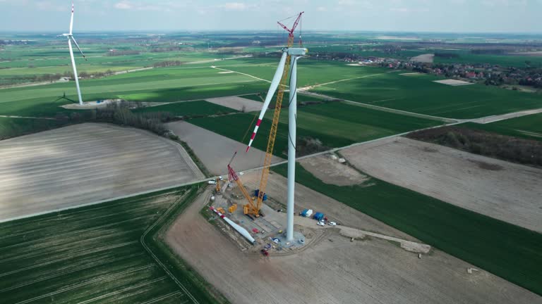 Wind turbine construction zones operate in environments where wind conditions are both constant and highly variable. Wind Tracker™ Windsocks provide immediate, visual confirmation of wind direction and relative speed, allowing crews to assess site conditions in real time. This is especially important during turbine erection phases, where work is performed at extreme heights and even moderate wind changes can significantly impact safety and control.